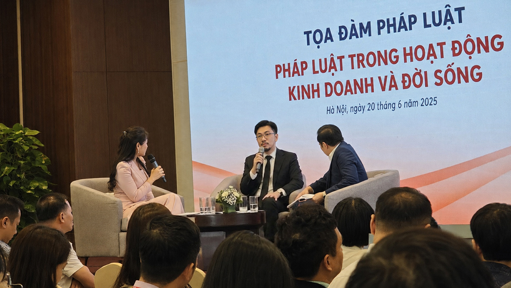 Luật sư Đặng Đình Ngọc tại tọa đàm pháp luật trong kinh doanh và đời sống
